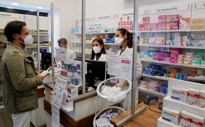 Milan, Porta Genova Pharmacy with Plexiglass above the counter to protect itself from any Covid 19 coronavirus infections (Duilio Piaggesi Fotogramma, Milan - 2020-04-05) p.s. la foto e utilizzabile nel rispetto del contesto in cui e stata scattata, e senza intento diffamatorio del decoro delle persone rappresentate  Copyright: xDuilioxPiaggesix xFOTOGRAMMAx