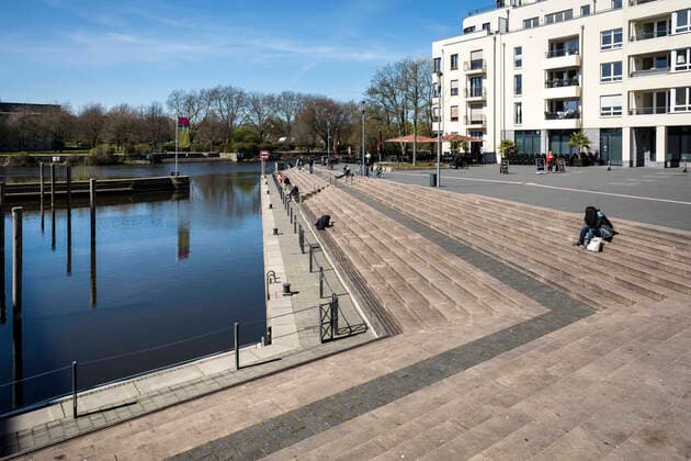 Ruhrpromenade im Stadthafen von Mülheim an der Ruhr, bei mildem Frühlingswetter wenig Betrieb
