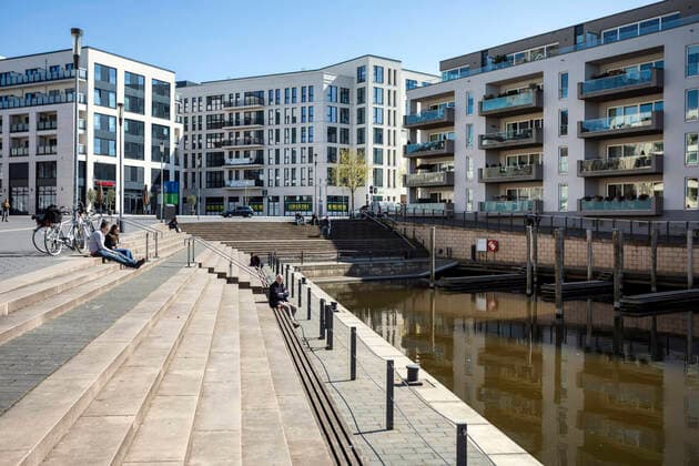 Ruhrpromenade im Stadthafen von Mülheim an der Ruhr, bei mildem Frühlingswetter wenig Betrieb