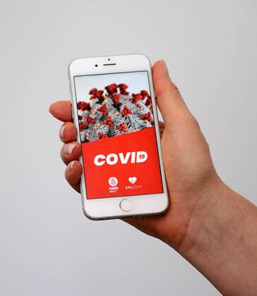 05.04.2020, Coronavirus-App auf einem Smartphone. 05.04.2020, Coronavirus-App auf dem Smartphone 05.04.2020, Coronavirus-App auf dem Smartphone