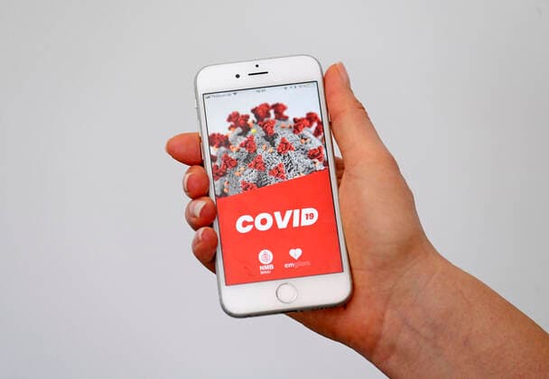 05.04.2020, Coronavirus-App auf einem Smartphone. 05.04.2020, Coronavirus-App auf dem Smartphone 05.04.2020, Coronavirus-App auf dem Smartphone