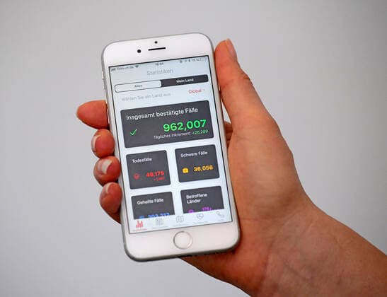 05.04.2020, Coronavirus-App auf einem Smartphone. Grün die Zahl der Weltweit bestätigten Infektions-Fälle mit Corona-Virus (Stand 01.04.2020). Todesfälle 49175, 05.04.2020, Coronavirus-App auf dem Smartphone 05.04.2020, Coronavirus-App auf dem Smartphone
