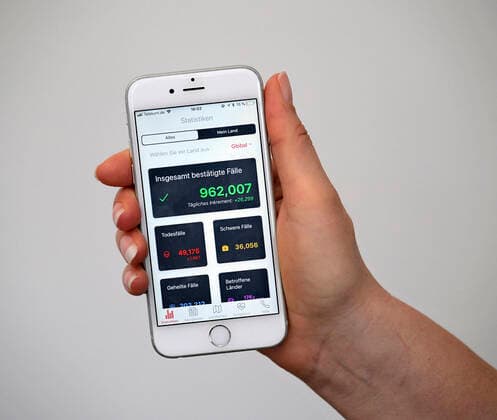 05.04.2020, Coronavirus-App auf einem Smartphone. Grün die Zahl der Weltweit bestätigten Infektions-Fälle mit Corona-Virus (Stand 01.04.2020). Todesfälle 49175, 05.04.2020, Coronavirus-App auf dem Smartphone 05.04.2020, Coronavirus-App auf dem Smartphone