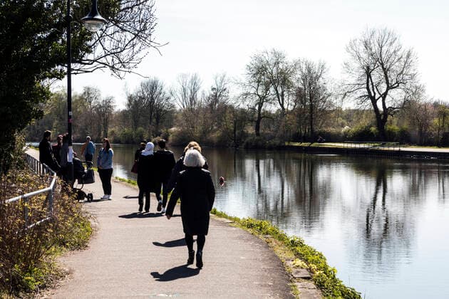 Spaziergänger bei fantastischem Frühlingswetter am Ufer in Mülheim an der Ruhr