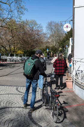 Ein Eiscafe hat für den Verkauf über die Straße geöffnet, bei bestem Frühlingswetter in Mülheim an der Ruhr