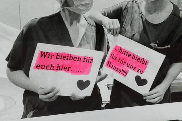 Wir bleiben für euch hier...... - bitte bleibt ihr für uns zu Hause!!!!! - Corona-Krise - Virus - Viren - Corona-Pandemie - Corona-Einschränkungen - Angst vor dem Coronavirus - Schutz vor dem Coronavirus - Covid 19 - SARS-CoV-2 - Pflegekräfte am Limit - erschöpftes Pflegepersonal - Arbeitsbedingungen in der Pflege - Gesundheit der Bevölkerung - Aufruf an die Bevölkerung - GER, Germany, Deutschland, Berlin, 04.04.2020 - Berlin-Mitte (Ortsteil Wedding): Anschlag an einer Hauseingangstür - Appell von Pflegekräften an die Bevölkerung, bitte zu Hause zu bleiben.