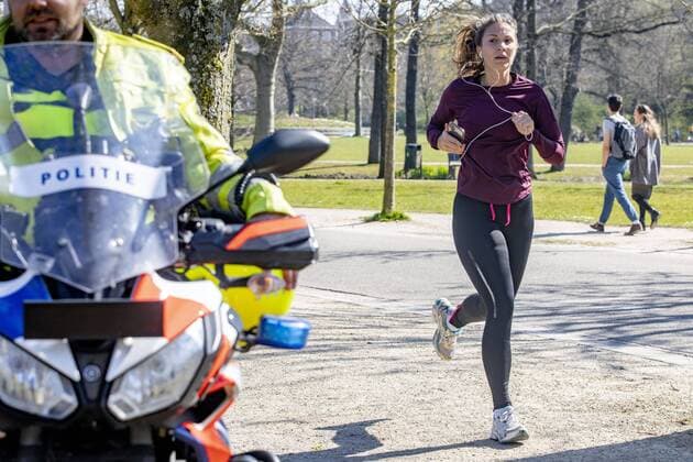 AMSTERDAM, Vondelpark, 05-04-2020, In view of the continuing crowds in the Vondelpark, the entrance to the park is dosed at the entrance on Sunday. If it does get too busy, the park will be closed. Limited access to Vondelpark  x7713599x Copyright: