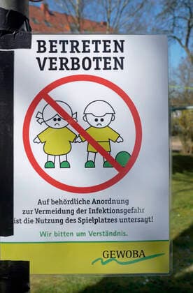 Zum Schutz vor dem Corona-Virus hat eine Bremer Hausverwaltung sogar die private Sandkiste im Hinterhof einer Wohnanlage mit einem Nutzungsverbot versehen.