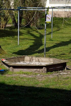 Zum Schutz vor dem Corona-Virus hat eine Bremer Hausverwaltung sogar die private Sandkiste im Hinterhof einer Wohnanlage mit einem Nutzungsverbot versehen.