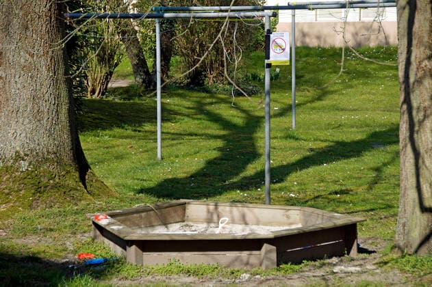 Zum Schutz vor dem Corona-Virus hat eine Bremer Hausverwaltung sogar die private Sandkiste im Hinterhof einer Wohnanlage mit einem Nutzungsverbot versehen.