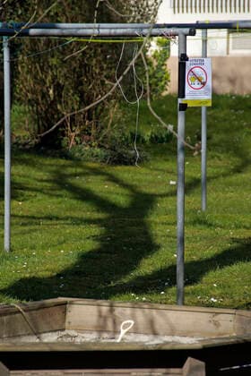 Zum Schutz vor dem Corona-Virus hat eine Bremer Hausverwaltung sogar die private Sandkiste im Hinterhof einer Wohnanlage mit einem Nutzungsverbot versehen.
