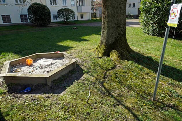 Zum Schutz vor dem Corona-Virus hat eine Bremer Hausverwaltung sogar die private Sandkiste im Hinterhof einer Wohnanlage mit einem Nutzungsverbot versehen.
