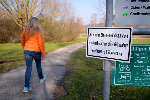 03.04.2020, Parkanlagen in Bad Wörishofen, Wegen der Corona-Pandemie soll man 1,50m Abstand halten. Verstöße kosten 150 Euro Bußgeld 03.04.2020, Parks in Bad Wörishofen 03.04.2020, Parks in Bad Wörishofen
