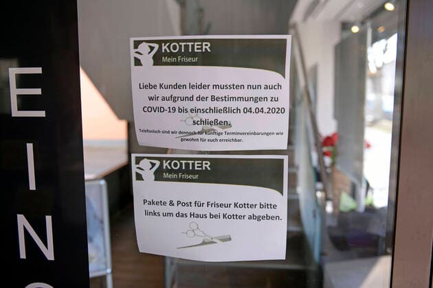 05.04.2020, Ladengeschäfte schliessen wegen Corona-Virus-Pandemie in Bad Wörishofen, Auf Anordnung der bayerischen Staatsregierung bleiben die Geschäfte wegen der Corona Krise bis auf Weiteres geschlossen! An einem Friseurladen (Kotter) in der Fußgängerzone hat die Inhaberin ein Schild geschrieben: Pakete bitte links ums Haus abgeben. 05.04.2020, Geschlossene Läden wegen Corona-Virus 05.04.2020, Geschlossene Läden wegen Corona-Virus