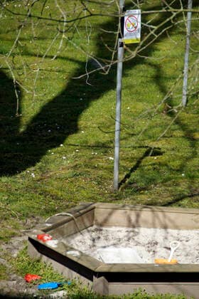 Zum Schutz vor dem Corona-Virus hat eine Bremer Hausverwaltung sogar die private Sandkiste im Hinterhof einer Wohnanlage mit einem Nutzungsverbot versehen.