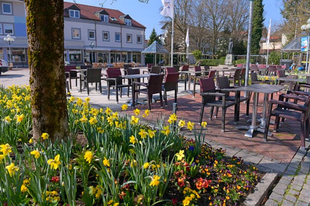 05.04.2020, Ladengeschäfte und Restaurants schliessen wegen Corona-Virus-Pandemie in Bad Wörishofen, In der Fußgängerzone herrscht gähnende Leere. Tische stehen ohne Gäste am Denkmalplatz, die Osterglocken blühen herrlich im Beet. 05.04.2020, Geschlossene Restaurants wegen Corona-Virus 05.04.2020, Geschlossene Restaurants wegen Corona-Virus