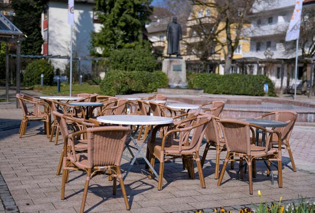 05.04.2020, Ladengeschäfte und Restaurants schliessen wegen Corona-Virus-Pandemie in Bad Wörishofen, In der Fußgängerzone herrscht gähnende Leere. Tische stehen ohne Gäste am Denkmalplatz, die Osterglocken blühen herrlich im Beet. 05.04.2020, Geschlossene Restaurants wegen Corona-Virus 05.04.2020, Geschlossene Restaurants wegen Corona-Virus