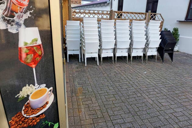 05.04.2020, Ladengeschäfte und Restaurants schliessen wegen Corona-Virus-Pandemie in Bad Wörishofen, Leere Stühle stehen aufgestapelt an einer geschlossenen Eisdiele bereit. 05.04.2020, Geschlossene Restaurants wegen Corona-Virus 05.04.2020, Geschlossene Restaurants wegen Corona-Virus