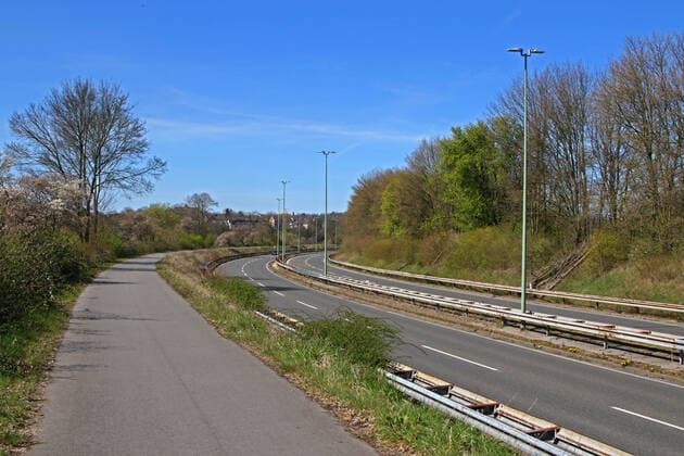 Stillstand wegen dem Coronavirus Auf den sonst stark frequentierten Straßen wie der vierspurigen Marie-Juchacz-Straße in Essen sind kaum oder gar keine Autos mehr unterwegs. Essen Nordrhein-Westfalen Deutschland Marie-Juchacz-Straße