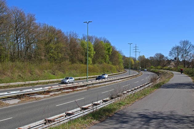Stillstand wegen dem Coronavirus Auf den sonst stark frequentierten Straßen wie der vierspurigen Marie-Juchacz-Straße in Essen sind kaum oder gar keine Autos mehr unterwegs. Essen Nordrhein-Westfalen Deutschland Marie-Juchacz-Straße