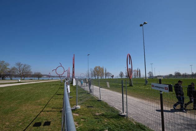 Konstanz, doppelter Grenzzaun zur Schweiz auf Klein Venedig, Kunstgrenze