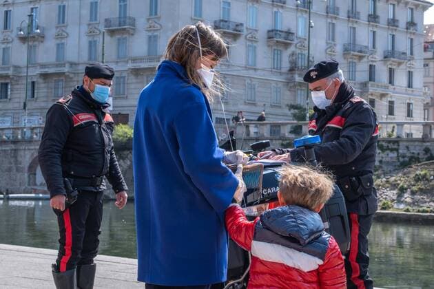 Coronavirus Covid emergency 19 - Checks by law enforcement officers on the canals, Milan. Pictured: Law enforcement checks, Darsena (Francesco Bozzo Fotogramma, Milan - 2020-04-05) p.s. la foto e utilizzabile nel rispetto del contesto in cui e stata scattata, e senza intento diffamatorio del decoro delle persone rappresentate  Copyright: xFrancescoxBozzox xFOTOGRAMMAx