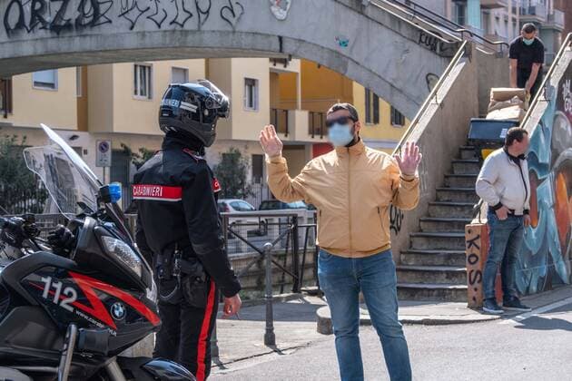Coronavirus Covid emergency 19 - Checks by law enforcement officers on the canals, Milan. In the photo: Law enforcement checks, Alzaia Naviglio Pavese (BOZZOF Fotogramma, Milan - 2020-04-05) p.s. la foto e utilizzabile nel rispetto del contesto in cui e stata scattata, e senza intento diffamatorio del decoro delle persone rappresentate  Copyright: xBOZZOFx xFOTOGRAMMAx
