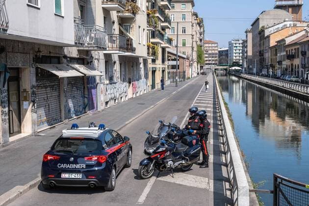 Coronavirus Covid emergency 19 - Checks by law enforcement officers on the canals, Milan. In the photo: Law enforcement checks, Alzaia Naviglio Pavese (Francesco Bozzo Fotogramma, Milan - 2020-04-05) p.s. la foto e utilizzabile nel rispetto del contesto in cui e stata scattata, e senza intento diffamatorio del decoro delle persone rappresentate  Copyright: xFrancescoxBozzox xFOTOGRAMMAx