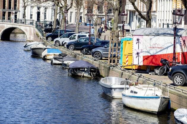 AMSTERDAM, Centre, 05-04-2020, The Amsterdam canals are narrow and in some places even narrower because of the work on bridges and quays. That is why the canals are closed as a precaution for pleasure boating. A sailing ban is issued for this, failure to comply with the ban will result in a fine. Boating prohibition for pleasure craft for the canals  x7714067x Copyright: