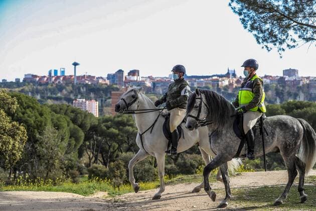 Royal Guard horsemen patrol at Casa de Campo park in Madrid, Spain, 05 April 2020. Spain faces the 22nd consecutive day of mandatory home confinement in a bid to slow down the spread of the pandemic COVID-19 disease caused by the SARS-CoV-2 coronavirus. Royal Guard horsemen patrol at Casa de Campo !ACHTUNG: NUR REDAKTIONELLE NUTZUNG!  Copyright: xJuanJoxMartínx GRAF6086 20200405-637216942839946880