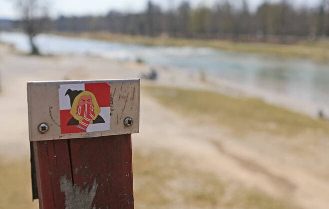 04.04.2020, Promenade an der Isar in Muenchen waehrend Ausgangbeschraenkung wegen Corona , im Bild: FCB Sticker
