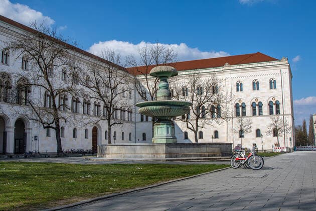 Ludwig Maximilian Universität, Unigegend in München, menschenleer in Zeit der Ausgangsbeschränkung zur Eindämmung des Corona Virus Impressionen Draußen in der Ausgangsbeschränkung Corona Virus in München