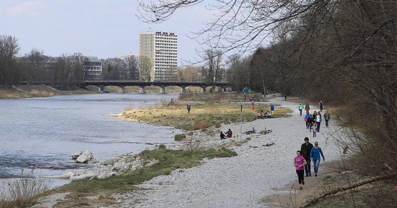 04.04.2020, Promenade an der Isar in Muenchen waehrend Ausgangbeschraenkung wegen Corona , im Bild: Zahlreiche Leute spazieren an der Isar