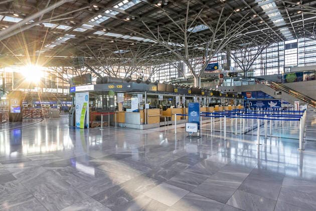 DEU, Deutschland, Baden-Württemberg, Stuttgart, 05.04.2020: Am Sonntag starteten die vorerst letzten Maschinen. Kein Flugbetrieb am Flughafen Stuttgart bis zum 22. April 2020. Der Airport zieht damit eine planmäßige Schließung für die Teilerneuerung der Runway vor. Nach der Totalschließung wird der Flugbetrieb mit einer während der Bauarbeiten verkürzten Startbahn wieder aufgenommen.