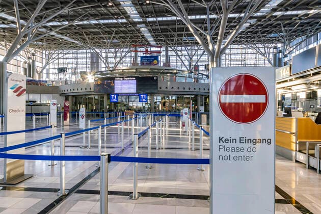 DEU, Deutschland, Baden-Württemberg, Stuttgart, 05.04.2020: Am Sonntag starteten die vorerst letzten Maschinen am Flughafen Stuttgart. Kein Flugbetrieb bis zum 22. April 2020. Der Airport zieht damit eine planmäßige Schließung für die Teilerneuerung der Runway vor. Nach der Totalschließung wird der Flugbetrieb mit einer während der Bauarbeiten verkürzten Startbahn wieder aufgenommen.