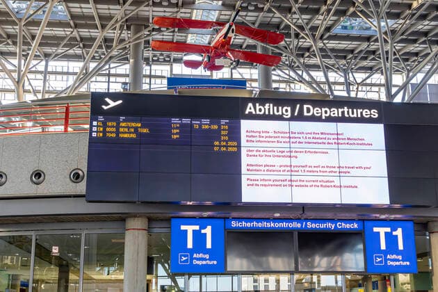 DEU, Deutschland, Baden-Württemberg, Stuttgart, 05.04.2020: Am Sonntag starteten die vorerst letzten Maschinen am Flughafen Stuttgart. Kein Flugbetrieb bis zum 22. April 2020. Der Airport zieht damit eine planmäßige Schließung für die Teilerneuerung der Runway vor. Nach der Totalschließung wird der Flugbetrieb mit einer während der Bauarbeiten verkürzten Startbahn wieder aufgenommen.