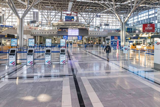 DEU, Deutschland, Baden-Württemberg, Stuttgart, 05.04.2020: Am Sonntag starteten die vorerst letzten Maschinen am Flughafen Stuttgart. Kein Flugbetrieb bis zum 22. April 2020. Der Airport zieht damit eine planmäßige Schließung für die Teilerneuerung der Runway vor. Nach der Totalschließung wird der Flugbetrieb mit einer während der Bauarbeiten verkürzten Startbahn wieder aufgenommen.