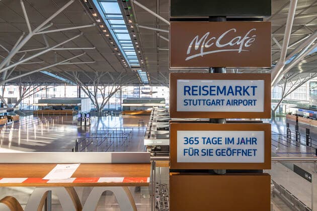 DEU, Deutschland, Baden-Württemberg, Stuttgart, 05.04.2020: Am Sonntag starteten die vorerst letzten Maschinen am Flughafen Stuttgart. Kein Flugbetrieb bis zum 22. April 2020. Der Airport zieht damit eine planmäßige Schließung für die Teilerneuerung der Runway vor. Nach der Totalschließung wird der Flugbetrieb mit einer während der Bauarbeiten verkürzten Startbahn wieder aufgenommen.