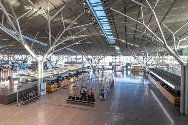 DEU, Deutschland, Baden-Württemberg, Stuttgart, 05.04.2020: Am Sonntag starteten die vorerst letzten Maschinen am Flughafen Stuttgart. Kein Flugbetrieb bis zum 22. April 2020. Der Airport zieht damit eine planmäßige Schließung für die Teilerneuerung der Runway vor. Nach der Totalschließung wird der Flugbetrieb mit einer während der Bauarbeiten verkürzten Startbahn wieder aufgenommen.