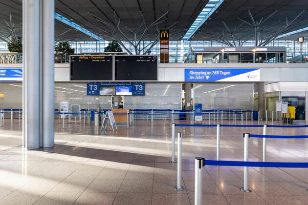 DEU, Deutschland, Baden-Württemberg, Stuttgart, 05.04.2020: Am Sonntag starteten die vorerst letzten Maschinen am Flughafen Stuttgart. Kein Flugbetrieb bis zum 22. April 2020. Der Airport zieht damit eine planmäßige Schließung für die Teilerneuerung der Runway vor. Nach der Totalschließung wird der Flugbetrieb mit einer während der Bauarbeiten verkürzten Startbahn wieder aufgenommen.