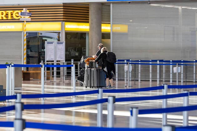 DEU, Deutschland, Baden-Württemberg, Stuttgart, 05.04.2020: Am Sonntag starteten die vorerst letzten Maschinen am Flughafen Stuttgart. Kein Flugbetrieb bis zum 22. April 2020. Der Airport zieht damit eine planmäßige Schließung für die Teilerneuerung der Runway vor. Nach der Totalschließung wird der Flugbetrieb mit einer während der Bauarbeiten verkürzten Startbahn wieder aufgenommen.