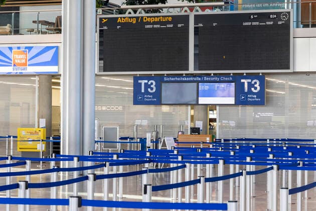 DEU, Deutschland, Baden-Württemberg, Stuttgart, 05.04.2020: Am Sonntag starteten die vorerst letzten Maschinen am Flughafen Stuttgart. Kein Flugbetrieb bis zum 22. April 2020. Der Airport zieht damit eine planmäßige Schließung für die Teilerneuerung der Runway vor. Nach der Totalschließung wird der Flugbetrieb mit einer während der Bauarbeiten verkürzten Startbahn wieder aufgenommen.