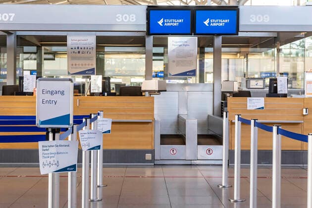 DEU, Deutschland, Baden-Württemberg, Stuttgart, 05.04.2020: Am Sonntag starteten die vorerst letzten Maschinen am Flughafen Stuttgart. Kein Flugbetrieb bis zum 22. April 2020. Der Airport zieht damit eine planmäßige Schließung für die Teilerneuerung der Runway vor. Nach der Totalschließung wird der Flugbetrieb mit einer während der Bauarbeiten verkürzten Startbahn wieder aufgenommen.