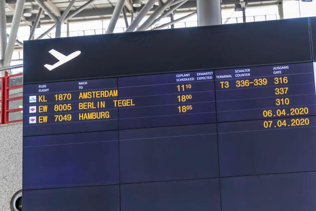 DEU, Deutschland, Baden-Württemberg, Stuttgart, 05.04.2020: Am Sonntag starteten die vorerst letzten Maschinen am Flughafen Stuttgart. Kein Flugbetrieb bis zum 22. April 2020. Der Airport zieht damit eine planmäßige Schließung für die Teilerneuerung der Runway vor. Nach der Totalschließung wird der Flugbetrieb mit einer während der Bauarbeiten verkürzten Startbahn wieder aufgenommen.