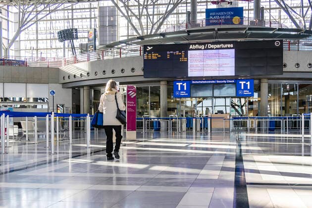 DEU, Deutschland, Baden-Württemberg, Stuttgart, 05.04.2020: Am Sonntag starteten die vorerst letzten Maschinen am Flughafen Stuttgart. Kein Flugbetrieb bis zum 22. April 2020. Der Airport zieht damit eine planmäßige Schließung für die Teilerneuerung der Runway vor. Nach der Totalschließung wird der Flugbetrieb mit einer während der Bauarbeiten verkürzten Startbahn wieder aufgenommen.