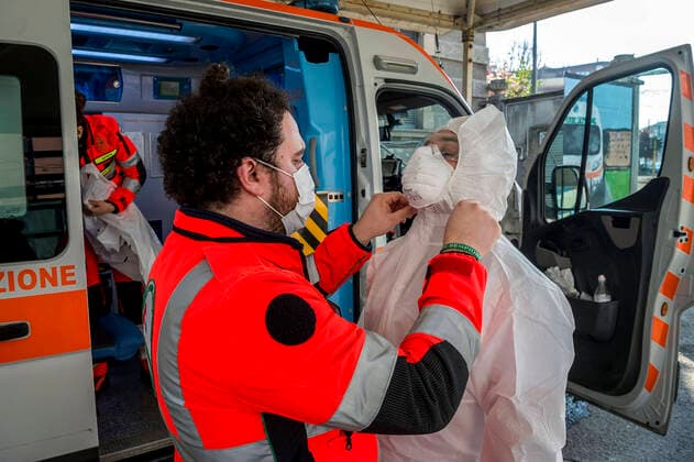 Milan. Green Cross volunteers and health workers intervene with the 118 emergency calls on the cases of COVID19 coronavirus preparation and transport to hospital. In the photo the long dressing and preparation of disposable materials and anti COVID19 coverall (Carlo Cozzoli Fotogramma, Milan - 2020-04-05) p.s. la foto e utilizzabile nel rispetto del contesto in cui e stata scattata, e senza intento diffamatorio del decoro delle persone rappresentate  Copyright: xCarloxCozzolix xFOTOGRAMMAx
