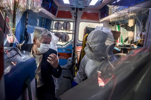 Milan. Green Cross volunteers and health workers intervene with the 118 emergency calls on the cases of COVID19 coronavirus preparation and transport to hospital. In the photo, a patient with COVID19 symptoms is accompanied to the Sacco Hospital (Carlo Cozzoli Fotogramma, Milan - 2020-04-05) p.s. la foto e utilizzabile nel rispetto del contesto in cui e stata scattata, e senza intento diffamatorio del decoro delle persone rappresentate  Copyright: xCarloxCozzolix xFOTOGRAMMAx