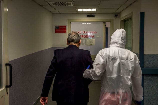 Milan. Green Cross volunteers and health workers intervene with the 118 emergency calls on the cases of COVID19 coronavirus preparation and transport to hospital. In the photo, a patient with COVID19 symptoms is accompanied to the Sacco Hospital (Carlo Cozzoli Fotogramma, Milan - 2020-04-05) p.s. la foto e utilizzabile nel rispetto del contesto in cui e stata scattata, e senza intento diffamatorio del decoro delle persone rappresentate  Copyright: xCarloxCozzolix xFOTOGRAMMAx