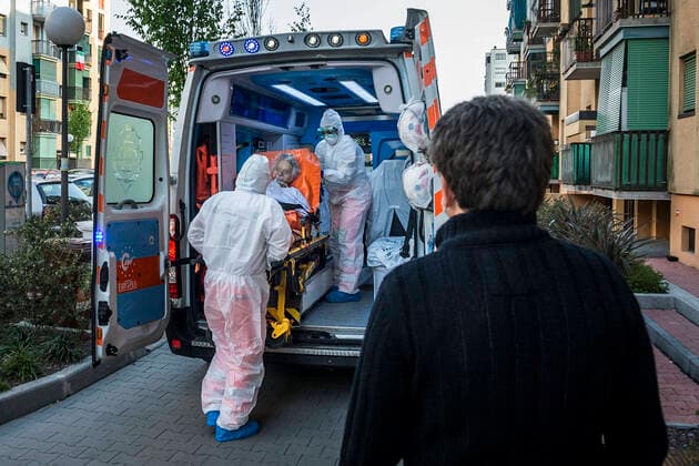 Milan. Green Cross volunteers and health workers intervene with the 118 emergency calls on the cases of COVID19 coronavirus preparation and transport to hospital. In the photo, the son observes the mother while she is accompanied to the hospital by the volunteers of the green cross (Carlo Cozzoli Fotogramma, Milan - 2020-04-05) p.s. la foto e utilizzabile nel rispetto del contesto in cui e stata scattata, e senza intento diffamatorio del decoro delle persone rappresentate  Copyright: xCarloxCozzolix xFOTOGRAMMAx