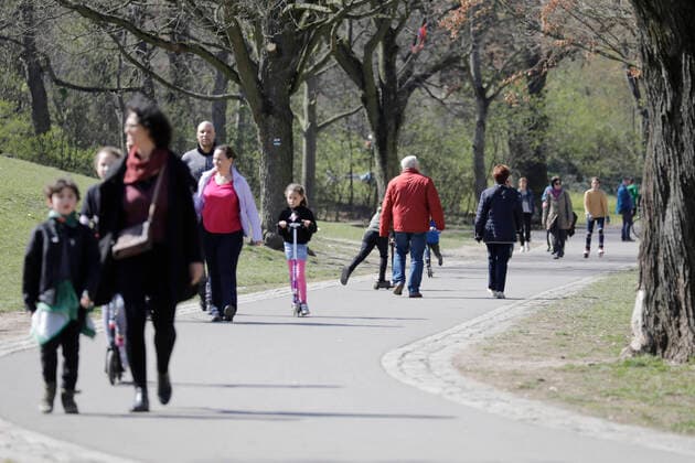 Spaziergaenger am Sonntagmittag im Volkspark Friedrichshain, waehrend der Corona-Krise, DEU, Berlin, 05.04.2020